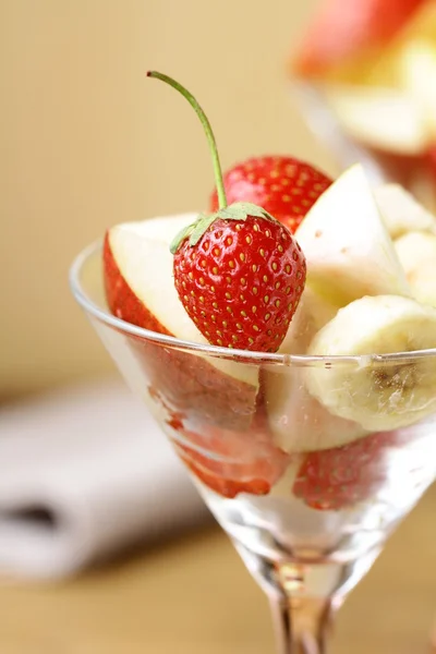 Ensalada de frutas en copas de vidrio sobre la mesa — Foto de Stock