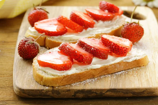 甜点草莓和软奶酪三明治 — 图库照片
