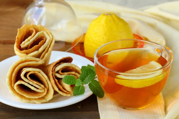 Xícara de chá com limão e hortelã — Fotografia de Stock
