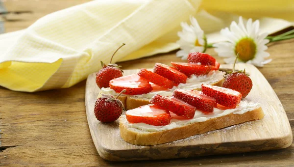 딸기와 부드러운 치즈와 디저트 샌드위치 — 스톡 사진