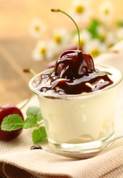 Postre lácteo con salsa de chocolate y cerezas —  Fotos de Stock