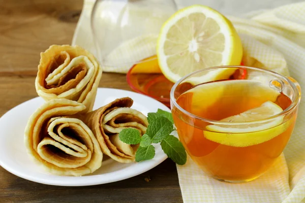 Tasse Tee mit Zitrone und Minze — Stockfoto