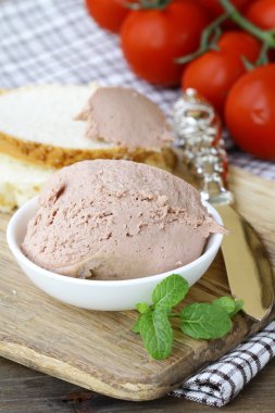 ev yapımı karaciğer meze pate ahşap oyun tahtası