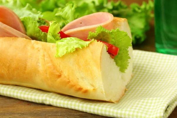 Baguette sandwich with ham and vegetables — Stock Photo, Image