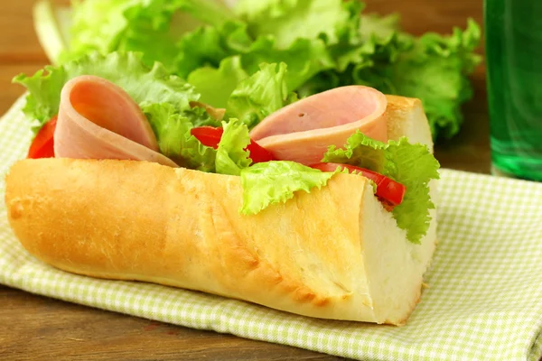 面包三明治配火腿和蔬菜 — 图库照片