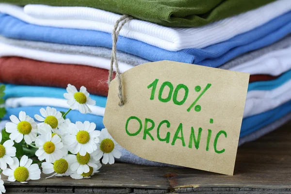 Stack av färgglada kläder med organiska etikett — Stockfoto