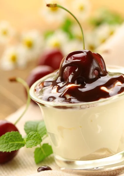 Dessert zuivel met kersen en chocoladesaus — Stockfoto