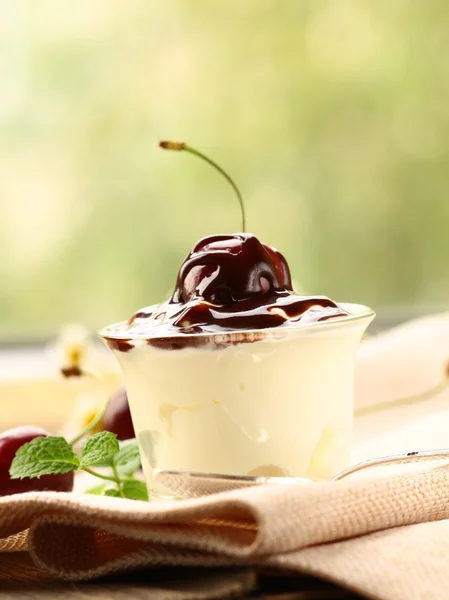 Latte dolce con ciliegie e salsa al cioccolato — Foto Stock