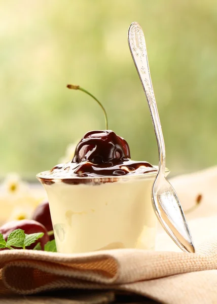Sobremesa laticínios com cerejas e molho de chocolate — Fotografia de Stock