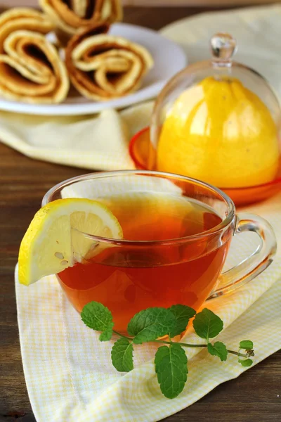 Taza de té con limón y menta —  Fotos de Stock