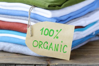 Organik etiketli renkli giysi yığını