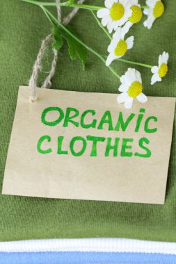 Organik etiketli renkli giysi yığını