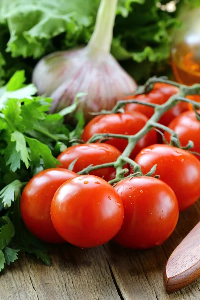 Kiraz domates, sarımsak, marul ve ahşap bir masa üzeri yağlıboya — Stok fotoğraf