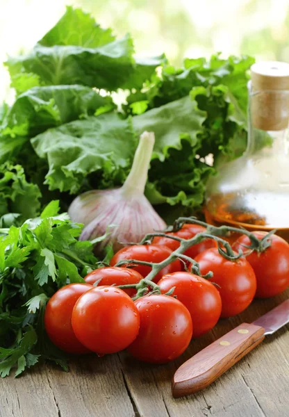 Kiraz domates, sarımsak, marul ve ahşap bir masa üzeri yağlıboya — Stok fotoğraf