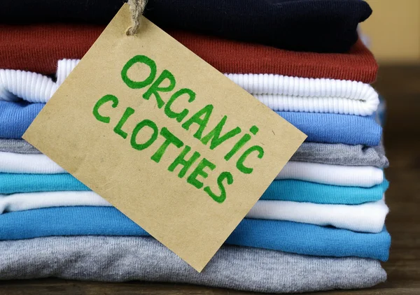 Stack av färgglada kläder med organiska etikett — Stockfoto