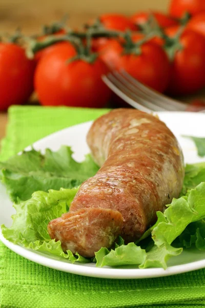 Жареная колбаса с зеленым салатом — стоковое фото