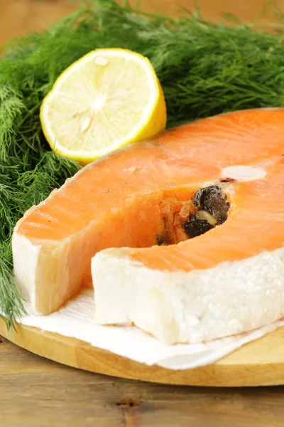 Червоний делікатесний рибний лосось з лимоном і кропом — стокове фото
