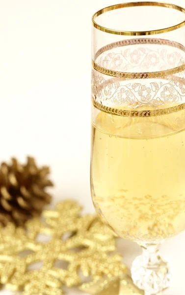 Copo de champanhe vintage com decorações de Natal — Fotografia de Stock