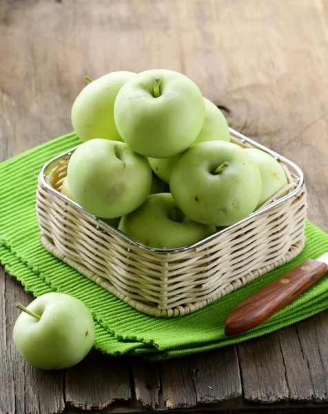 Зеленые спелые органические яблоки в корзине — стоковое фото