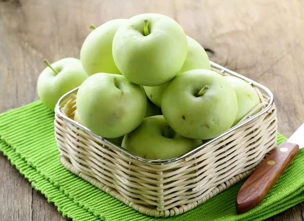 Manzanas ecológicas maduras verdes en la cesta — Foto de Stock