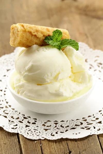 Krémová vanilková zmrzlina v bílé cup — Stock fotografie