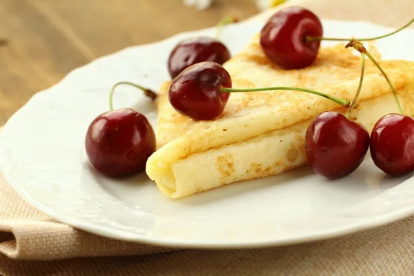 Sweet crepe pancake on a wooden table — Stock Photo, Image