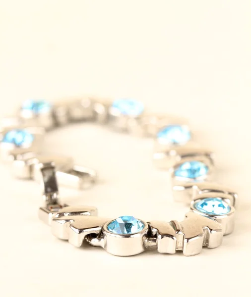 Tyrkysové šperky náhrdelník na bílém pozadí — Stock fotografie