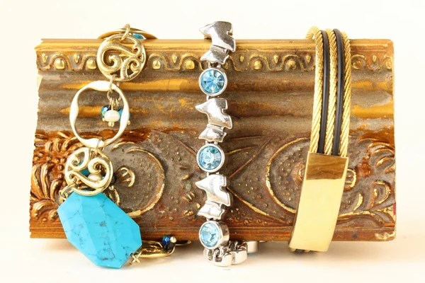 Tyrkysové šperky náhrdelník na bílém pozadí — Stock fotografie