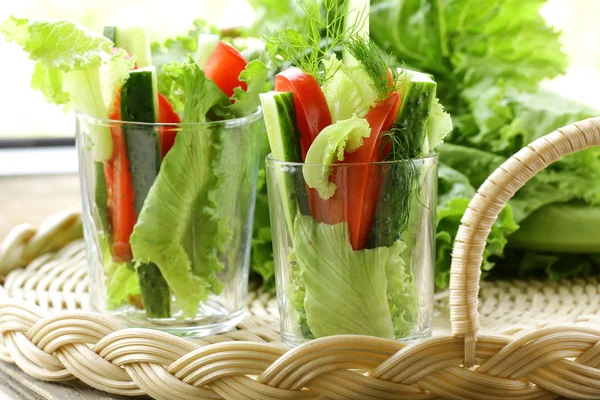 Förrätt sallad på färska grönsaker i ett glas — Stockfoto