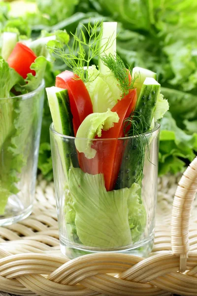 ガラスの新鮮な野菜の前菜サラダ — ストック写真