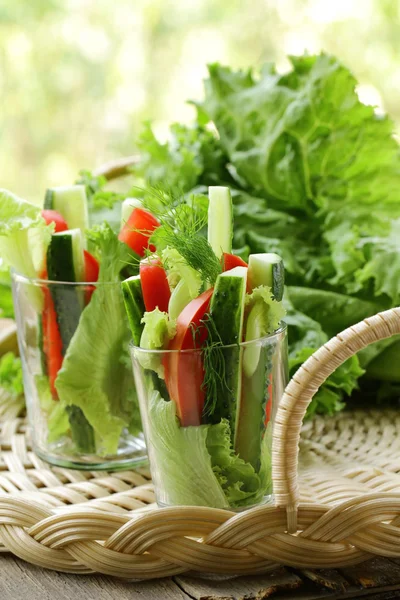 新鲜蔬菜在玻璃中的开胃菜沙拉 — 图库照片