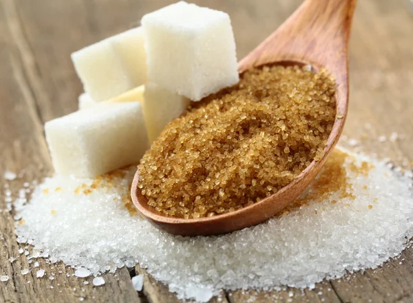 Verschiedene Zuckerarten - brauner, weißer und raffinierter Zucker — Stockfoto