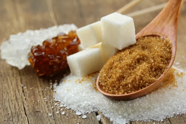 Různé druhy cukru - hnědé, bílé a rafinovaného cukru — Stock fotografie