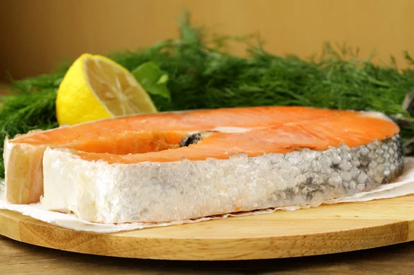 Delicias rojas salmón de pescado con limón y eneldo — Foto de Stock