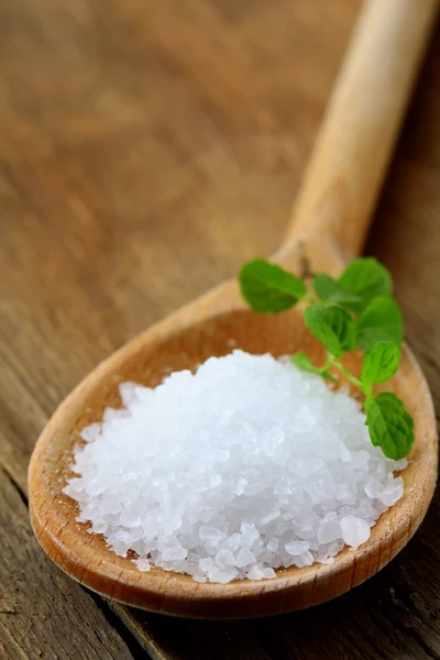 Белая большая морская соль в деревянной ложке — стоковое фото