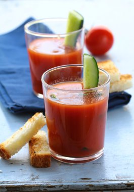 Gazpacho soğuk domates çorbası ekmek gevrek ile