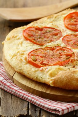 ev yapımı margarita pizza domates ve peynir ile