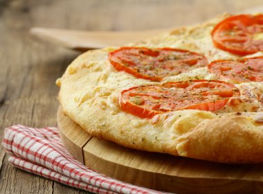 ev yapımı margarita pizza domates ve peynir ile