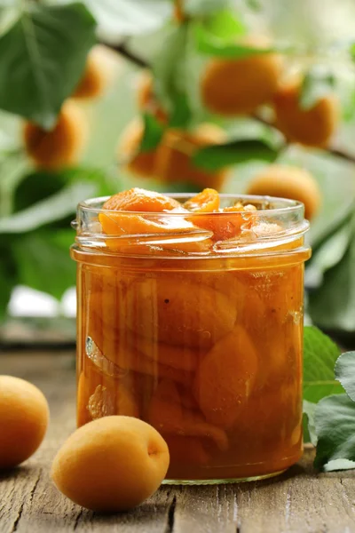 Albaricoque, mermelada de melocotón con trozos de fruta — Foto de Stock