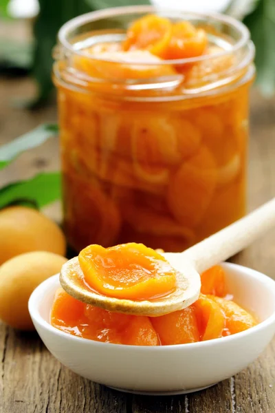 Aprikose, Pfirsichmarmelade mit Fruchtstücken — Stockfoto