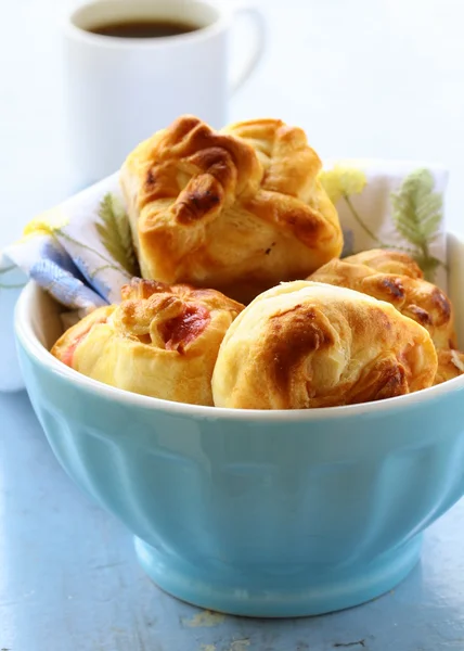 Verse broodjes muffins voor ontbijt — Stockfoto