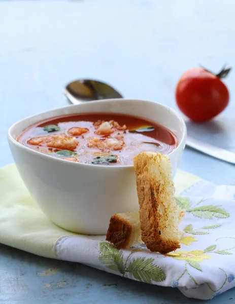 Гаспачо суп из холодных помидоров с хлебными чипсами — стоковое фото