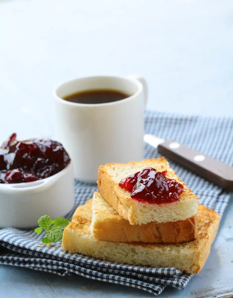 Frukost med toast och sylt till körsbär — Stockfoto