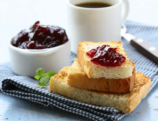 Frukost med toast och sylt till körsbär — Stockfoto