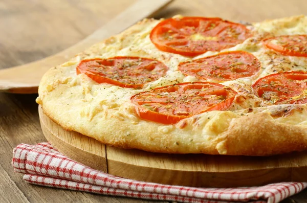 Pizza caseira Margarita com tomate e queijo — Fotografia de Stock