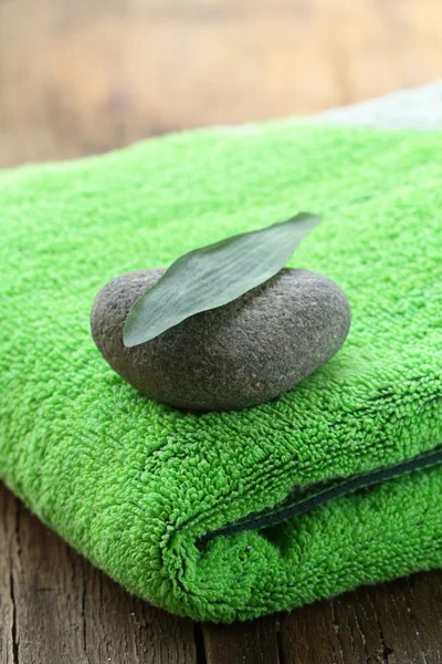 绿色毛巾、 石头和叶-禅宗概念 — 图库照片