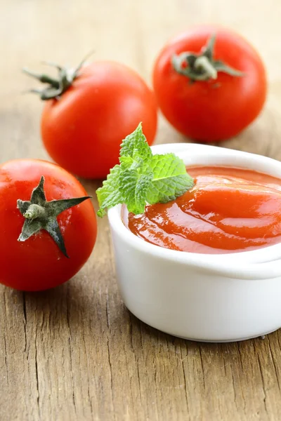 Salsa de tomate natural con tomates frescos — Foto de Stock