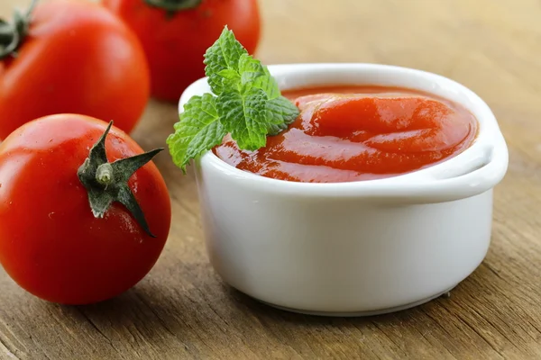 Natural tomato sauce with fresh tomatoes — Stock Photo, Image