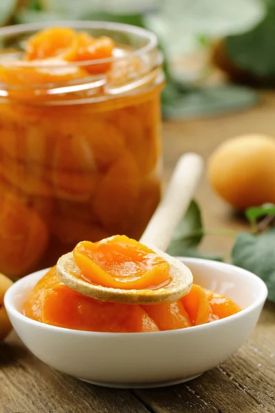 Aprikos, persika marmelad med bitar av frukt — Stockfoto
