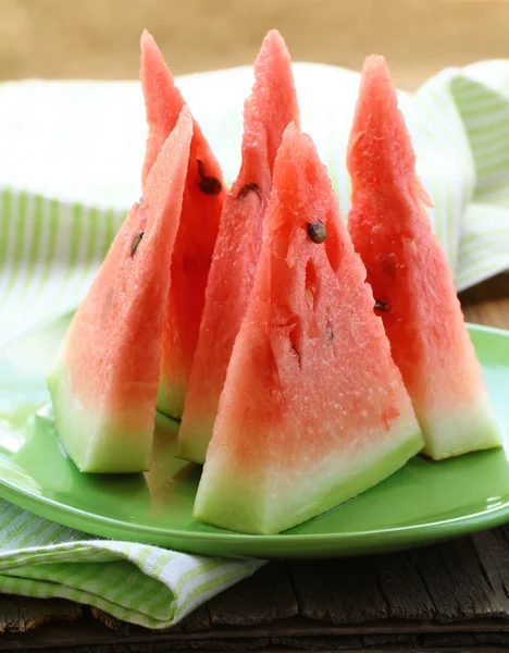 Wassermelone in Scheiben geschnitten auf einem Teller - Fruchtdessert — Stockfoto